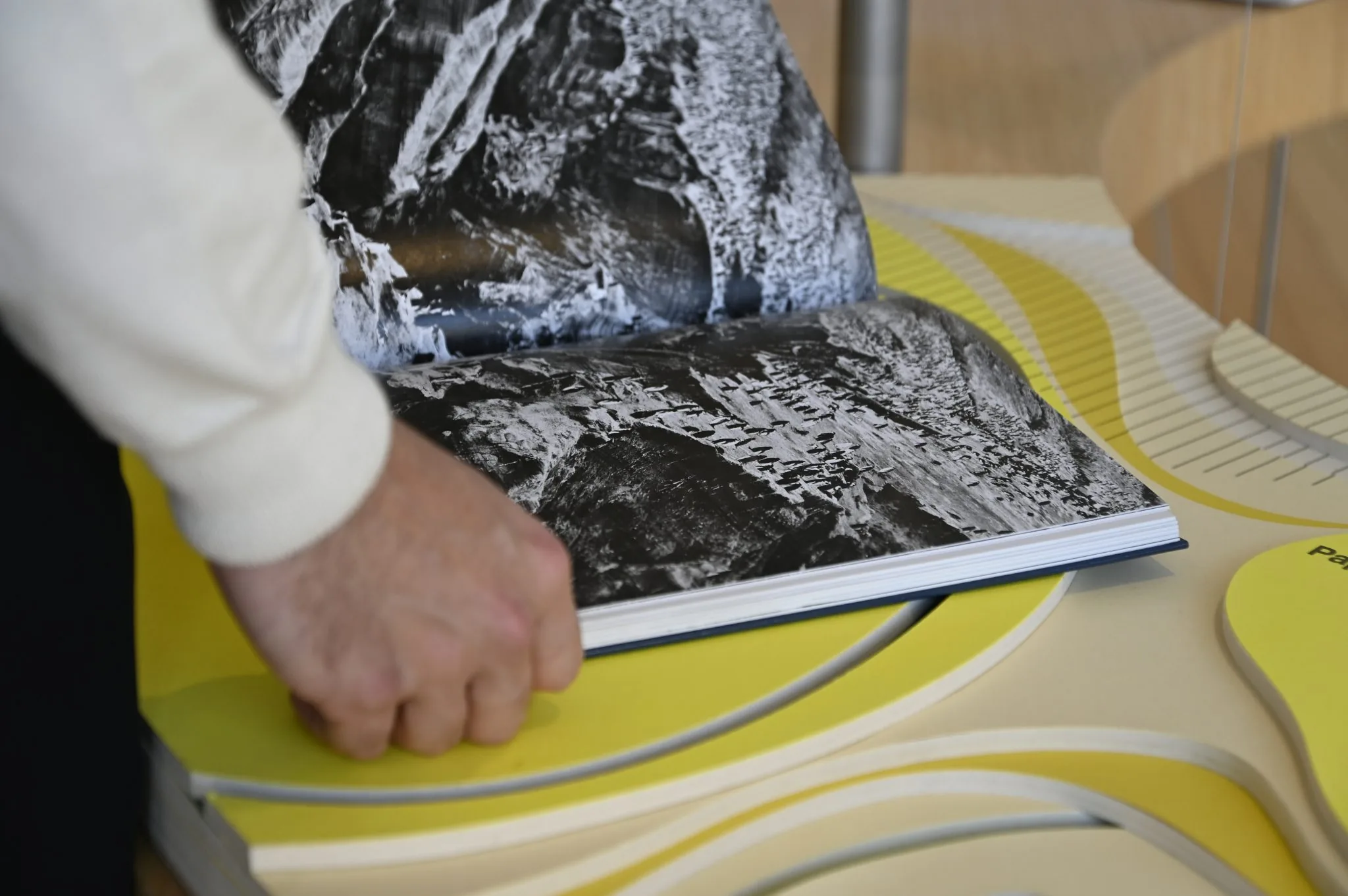 Visitatore interagisce con la superficie grafica dell'exhibit